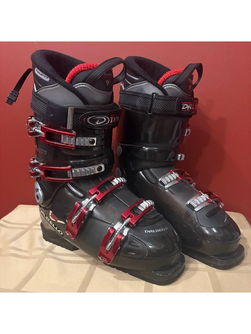 Dalbello Avanti V9 ski boots size 26 (men’s 8) red and black